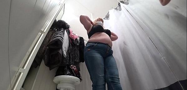  A hidden camera in a public fitting room, a fat milf disguises herself.